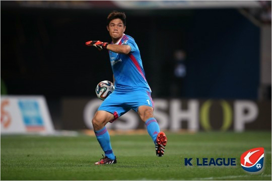 K리그클래식수원삼성의골키퍼정성룡은소속팀과계약만료이후해외리그진출을추진해일본J리그가와사키프론탈레와1년계약을맺었다.(자료사진=한국프로축구연맹)