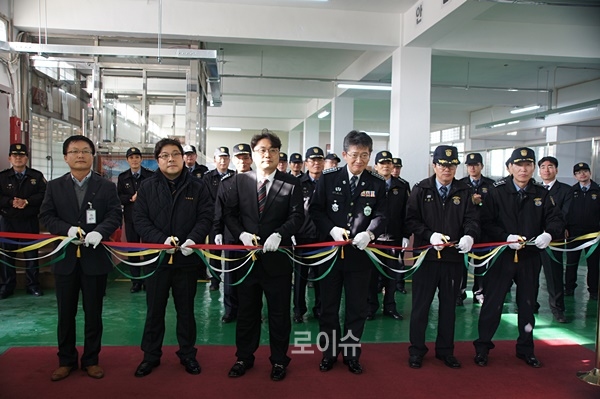 ▲‘희망CNC작업장’을유치하고테이프커팅을하고있다.(사진제공=부산교도소)