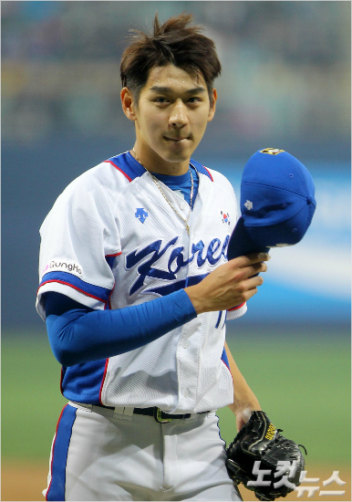 야구국가대표이대은은비(非)축구인으로는사실상유일하게27일서울장충체육관에서열린홍명보자선축구에참가해깜짝축구실력을선보였다.박종민기자