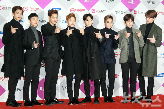 27일강남구삼성동코엑스에서열린'2015SBS가요대전'포토윌에서그룹엑소가포즈를취하고있다.윤창원기자