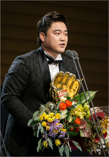 '테임즈,보고있나'올해3루수골든글러브에오른박석민의수상모습.(자료사진=NC)