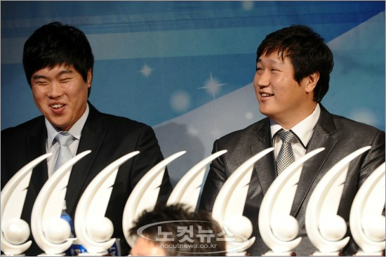 '트로피가몇개여?'2010년정규리그MVP시상식당시이대호(오른쪽)가함께후보에오른류현진(당시한화)과함께수상한트로피를앞에놓고MVP호명을기다리는모습.(자료사진)