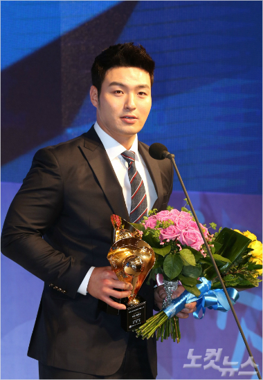 김현수의매니지먼트회사와계약을맺은박병호.(자료사진=윤성호기자)