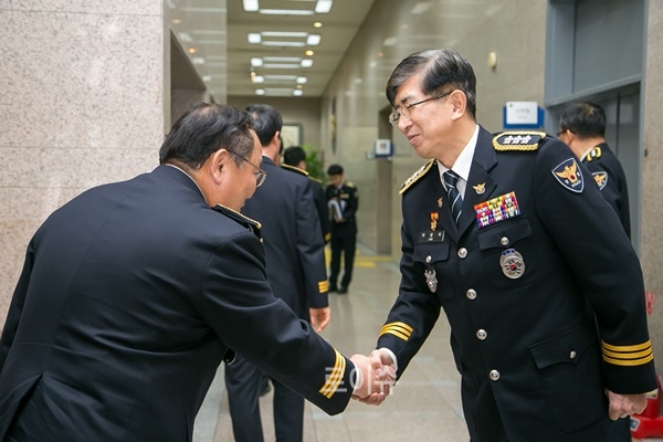 ▲이상식부산경찰청장이부산청직원들과악수를나누며인사하고있다.(사진제공=부산지방경찰청)
