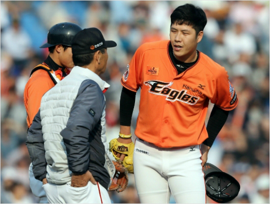 김성근감독과권혁.(사진=한화이글스제공)