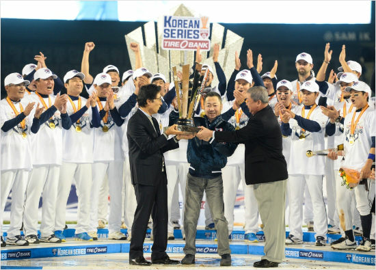 삼성5연패를저지하고14년만에정상에선두산.(사진=두산베어스제공)