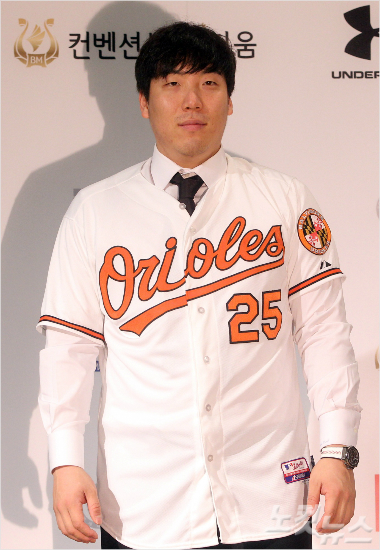 미국프로야구(MLB)볼티모어오리올스와입단계약을한김현수가29일오후서울대치동한컨벤션홀에서입단기자회견을갖고취재진을향해포즈를취하고있다.(사진=황진환기자)