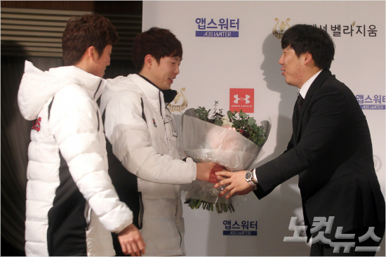 미국프로야구(MLB)볼티모어오리올스와입단계약을한김현수가29일오후서울대치동한컨벤션홀에서입단기자회견도중두산베어스동료허경민과박건우로부터꽃다발을받고있다.(사진=황진환기자)