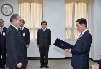 ▲윤인태부산고법원장이감사장을전수하고있다.(사진제공=부산고법)