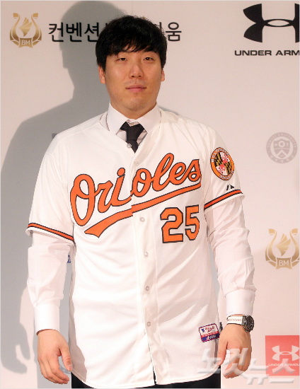 '사장님,저김현수입니다'미국프로야구(MLB)볼티모어오리올스와입단계약을한김현수가29일오후서울대치동한컨벤션홀에서입단기자회견을갖고취재진을향해포즈를취한모습.(자료사진=황진환기자)