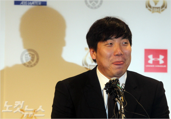 '아놔,그래도한국에선유명인인데...'미국프로야구(MLB)볼티모어오리올스와입단계약을한김현수가29일오후입단기자회견에서볼티모어에서있던일화를들려주다멋쩍은표정을짓는모습.(자료사진=황진환기자)