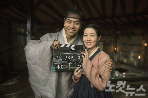 영화'궁합'의주연을맡은배우이승기(왼쪽)와심은경(사진=CJ엔터테인먼트제공)