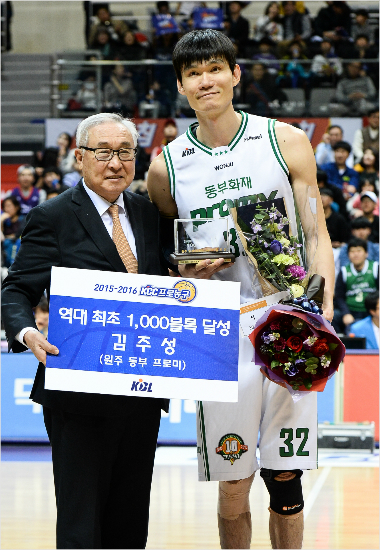 동부김주성(오른쪽)이30일오리온과원정에서역대최초통산1000블록을달성한뒤김영기KBL총재와기념촬영을하고있다.(고양=KBL)