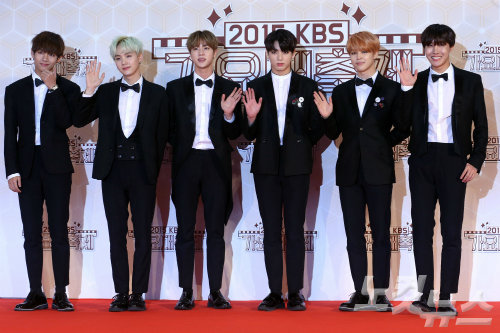 그룹방탄소년단이30일서울구로구고척스카이돔에서개최된'2015KBS가요대축제'에앞서진행된포토월행사에서포즈를취하고있다.윤성호기자