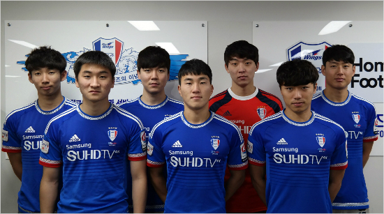 수원은올림픽대표출신윙어문준호,유니버시아드대표출신중앙미드필더고승범을자유선발로,중앙미드필더은성수,골키퍼김선우,중앙수비수강성진,좌우측면수비수김진래,유한솔을우선지명으로영입했다.(자료사진=수원삼성블루윙즈)