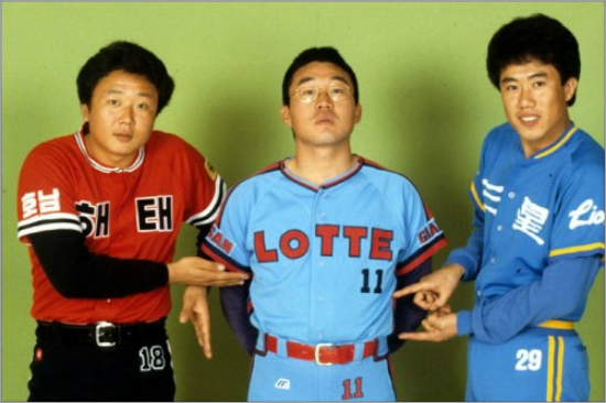 '왕중왕'고(故)최동원(가운데)이롯데시절선동열(왼쪽),김시진등당대최고투수들과기념촬영을했던모습.롯데는1984년최동원의인간한계를뛰어넘은역투로첫우승을차지할수있었다.(자료사진=MBC)