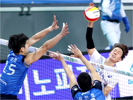 "뚫고싶다정말."우리카드가현대캐피탈블로킹벽에막혀9연패수렁에빠졌다.(사진=우리카드제공)