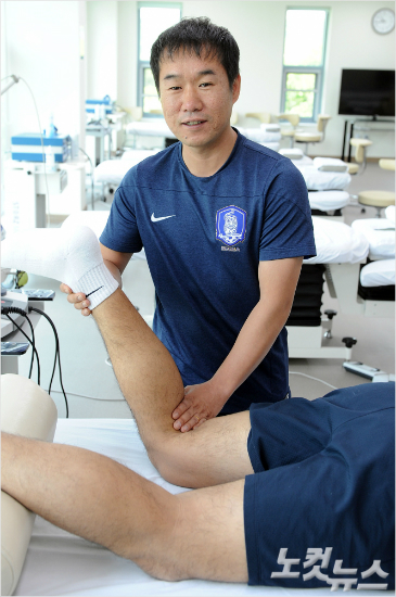 황인우전국가대표팀의무팀장은홍명보감독이중국슈퍼리그항저우뤼청의지휘봉을잡은뒤가장먼저영입한한국인코칭스태프다.윤창원기자