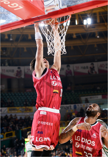 LG김종규가3일동부와홈경기에서호쾌한덩크를꽂고있다.(창원=KBL)