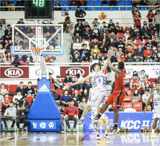 '희비교차'모비스빅터가3일삼성과홈경기에서4쿼터종료직전주희정의수비를넘어극적인동점3점슛을시도하고있다.(울산=KBL)
