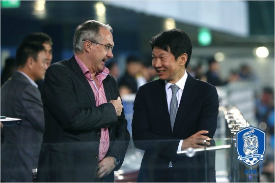 울리슈틸리케축구국가대표팀감독(사진왼쪽)과대화를나누는정몽규대한축구협회회장(사진제공/대한축구협회)