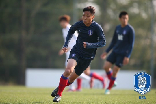 한국은물론,스페인현지에서도큰기대를받는백승호는소속팀바르셀로나가국제축구연맹(FIFA)의징계가끝남과동시에유소년최고레벨인후베닐A에등록했다.(자료사진=대한축구협회)