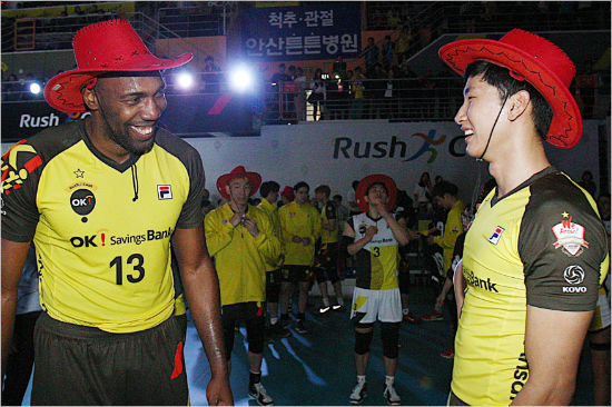 "우리는서브로상대잡는카우보이야."서브랭킹2,3위에올라있는시몬과송명근.(사진=KOVO제공)