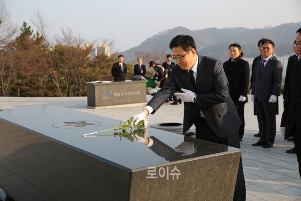 ▲이강원법원장이국립3ㆍ15민주묘지를찾아헌화하고있다.(사진제공=창원지방법원)