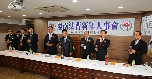 ▲(사진제일좌측부터)경남지방법무사회이성수회장,창원지검허철호차장검사,부산고법창원재판부문형배수석부장판사,창원지검유상범검사장,창원지법이강원법원장,경남지방변호사회황석보회장,창원지법박민수수석부장판사,경남지방변호사회변재범부회장.(사진제공=경남지방변호사회)