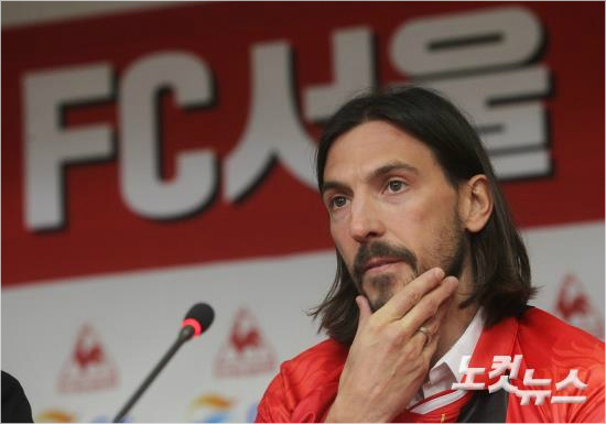 K리그역사상최초이자유일한3년연속득점왕의주인공데얀은2년의중국슈퍼리그생활을뒤로하고FC서울유니폼을다시입었다.황진환기자