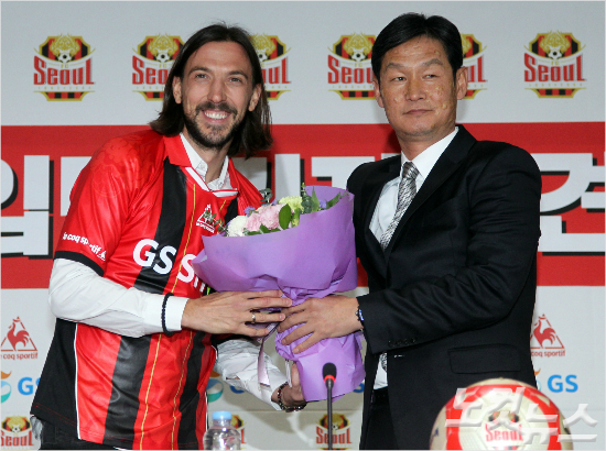 2년만에FC서울로복귀한데얀이7일오후서울상암동월드컵경기장에서열린‘2016FC서울입단기자회견’에서최용수감독으로부터꽃다발을받고있다.황진환기자