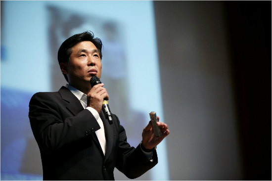 김진형한국프로축구연맹구단지원팀부장은지난달31일학교체육활성화에기여한공로로교육부표창을받았다.(자료사진=한국프로축구연맹)