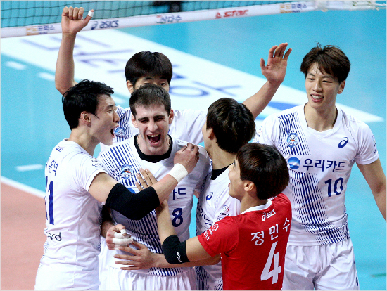 우리카드는러시아출신새외국인선수알렉산더가합류한7일한국전력과'2015~2016NH농협V-리그'남자부4라운드에서9연패탈출에성공했다.이경기에서알렉산더는양팀최다30득점으로성공적이데뷔전을치렀다.(자료사진=우리카드한새배구단)