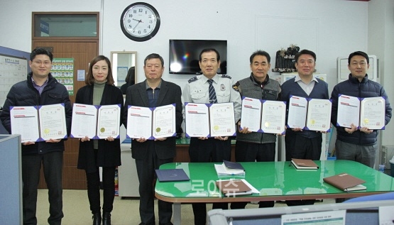 ▲청문감사실전직원이심리상담사자격증을내보이며기념촬영.(사진제공=부산경찰청)