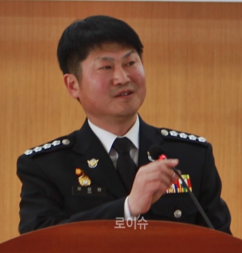 ▲오상권신임부산해양경비안전서장이취임사를하고있다.▲오상권신임서장이직원들과악수를나누고있다.(사진제공=부산해야경비안전서)