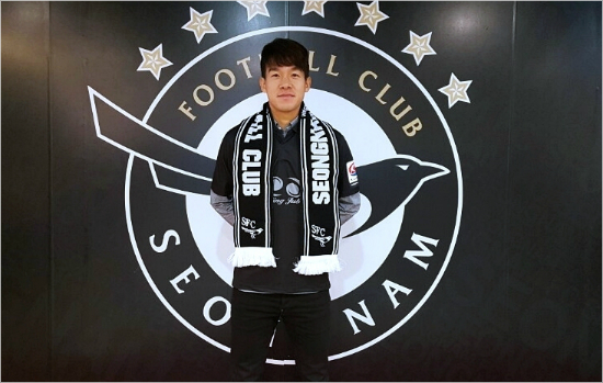 성남은K리그에서11시즌간맹활약한국가대표출신미드필더황진성을영입해중원을강화했다.황진성은지난2년간벨기에와일본에서활약한뒤친정팀포항이아닌성남유니폼을입었다.(자료사진=성남FC)