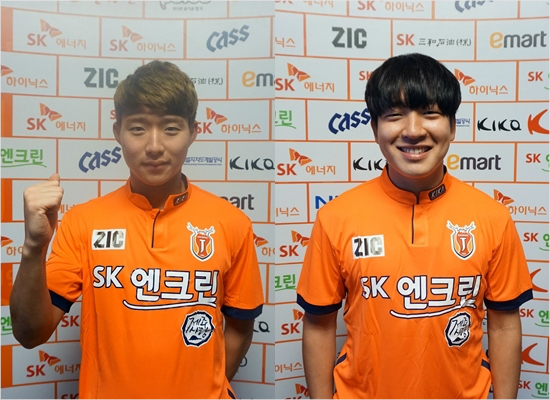 제주는울산에서안현범(왼쪽)을,승격팀수원FC에서권용현을각각영입하며2016시즌을대비한'폭풍영입'을이어갔다.(자료사진=제주유나이티드)