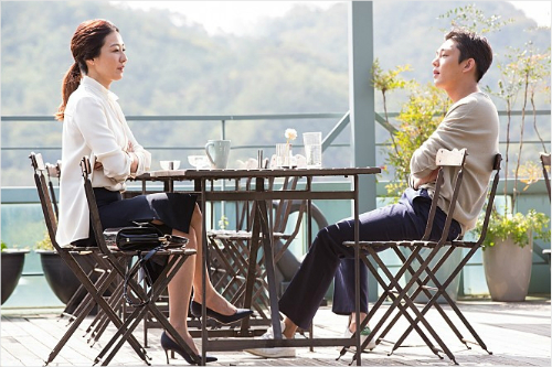 영화'좋아해줘'에서호흡을맞추는배우이미연과유아인.