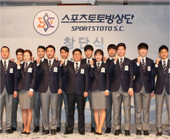 12일열린스포츠토토빙상단창단식에서이상화(앞줄왼쪽두번째부터),이규혁감독등이기념촬영을하고있다.(사진=스포츠토토)