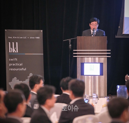 ▲법무법인(유한)태평양두바이사무소개소식에서김성진대표변호사가환영사를하고있다.(사진제공=태평양)