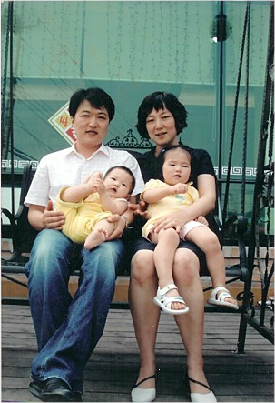 윤기진-황선부부와두딸들.(사진=영화'불안한외출'스틸컷)