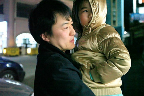 딸을안고있는윤기진씨.(사진=영화'불안한외출'스틸컷)