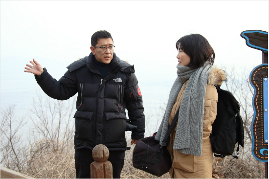 영화'섬,사라진사람들'촬영중인이지승감독과배우박효주.(사진=아담스페이스제공)
