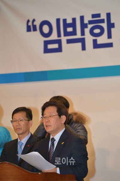 ▲이재명성남시장등더불어민주당소속경기도기초자치단체장15명은13일오후국회의원회관대회의실에서기자회견을열고중앙정부의누리과정예산떠넘기기를강도높게비판하고있다.(사진제공=성남시)