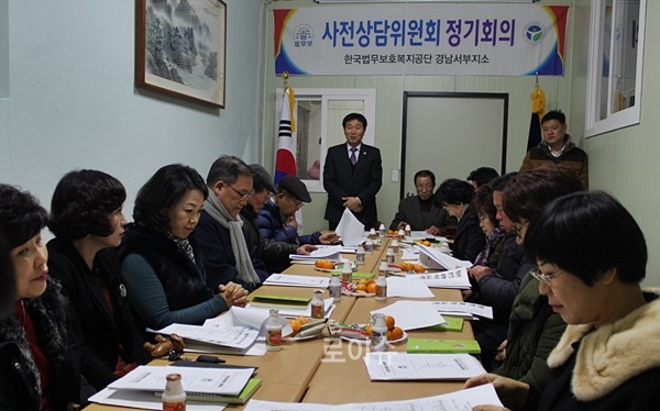 ▲12일경남서부지소회의실에서열린사전상담위원회정기회의에서이흥수소장이인사말을하고있다.(사진제공=한국법무보호복지공단경남서부지소)