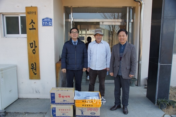 ▲13일소망원을방문해위문금과교도소생산어묵등을전달하고기념촬영.(사진제공=부산교도소)