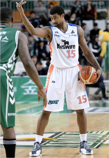 전자랜드리카르도포웰(15번)이14일동부와원정에서팀동료들의움직임을지시하고있다.(원주=KBL)