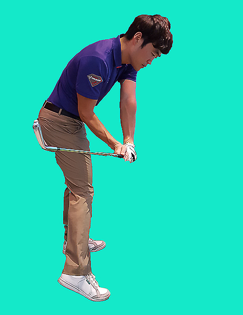 ▲다운스윙때오른발힐을들어주고엄지발가락을이용해타깃방향으로밀어주면자연스럽게왼쪽엉덩이가올라가면서열리게된다.