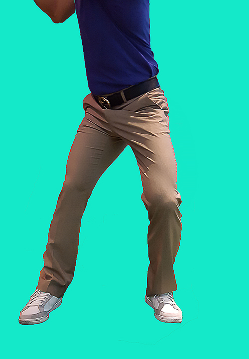 ▲왼쪽과오른쪽무릎이평행하게타깃방향으로이동하면서회전해야한다.