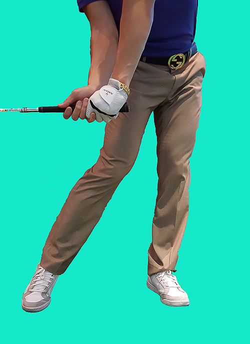 ▲독자적인엉덩이움직임보다는오른발과의조화를통해강한임팩트를만들어야한다.